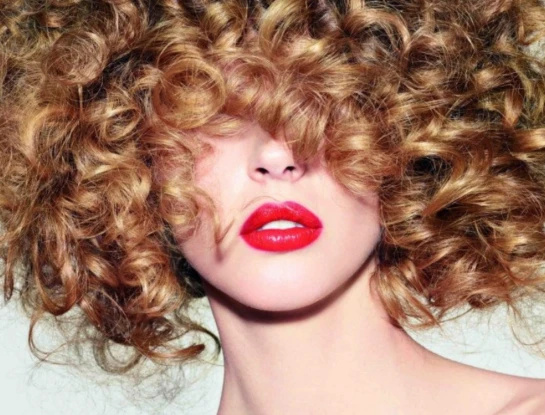 Cómo cuidar los rulos en primavera: la guía definitiva para mantener la definición, evitar el frizz y potenciar el volumen