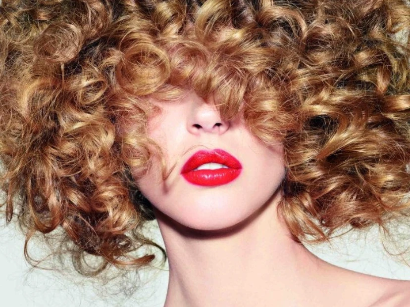 Cómo cuidar los rulos en primavera: la guía definitiva para mantener la definición, evitar el frizz y potenciar el volumen