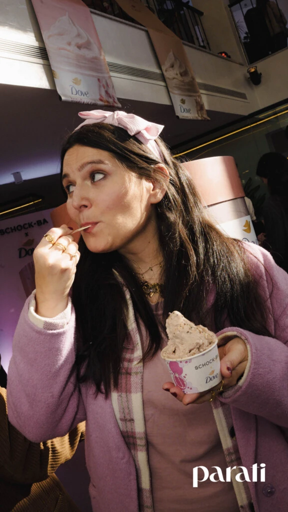 El momento más inesperado: después de descubrir aromas y texturas sobre la piel, llegó la hora de probar su versión helado.