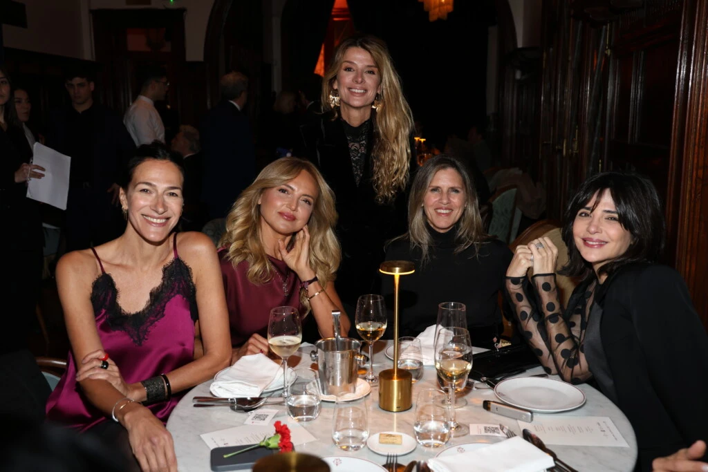 Dolores Trull, Pamela Saguier Marcuzzi, Andrea Tucu martinez, Gloria Smith Estrada y Sandra Hillar en la cena solidaria de Fundación Huésped