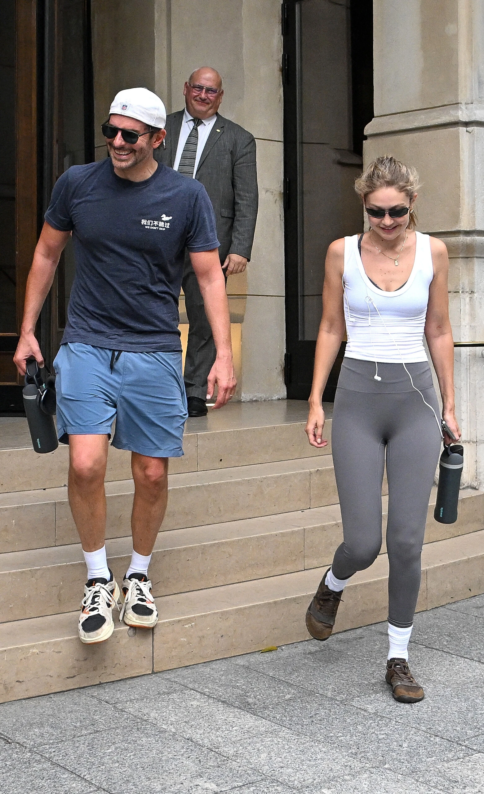 Bradley Cooper y Gigi Hadid  en Paris con sus looks sporty.