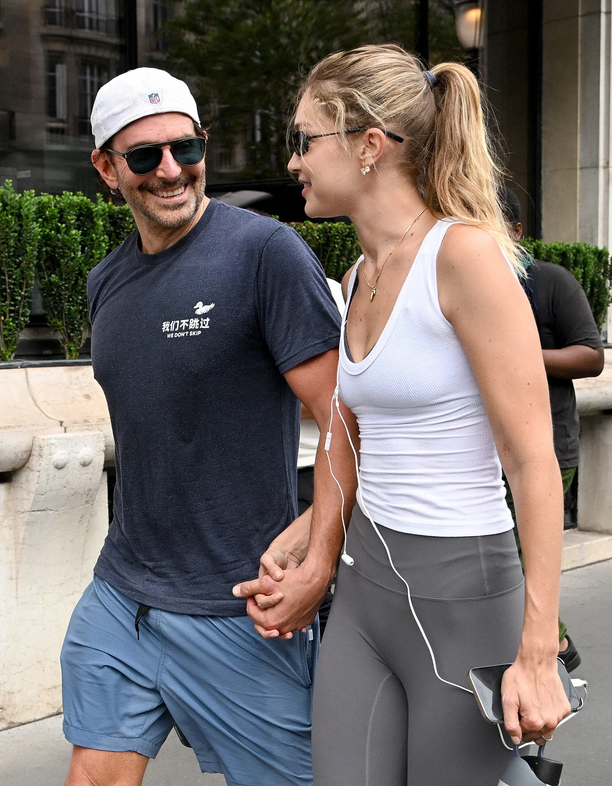 Bradley Cooper y Gigi Hadid  en Paris con sus looks sporty.