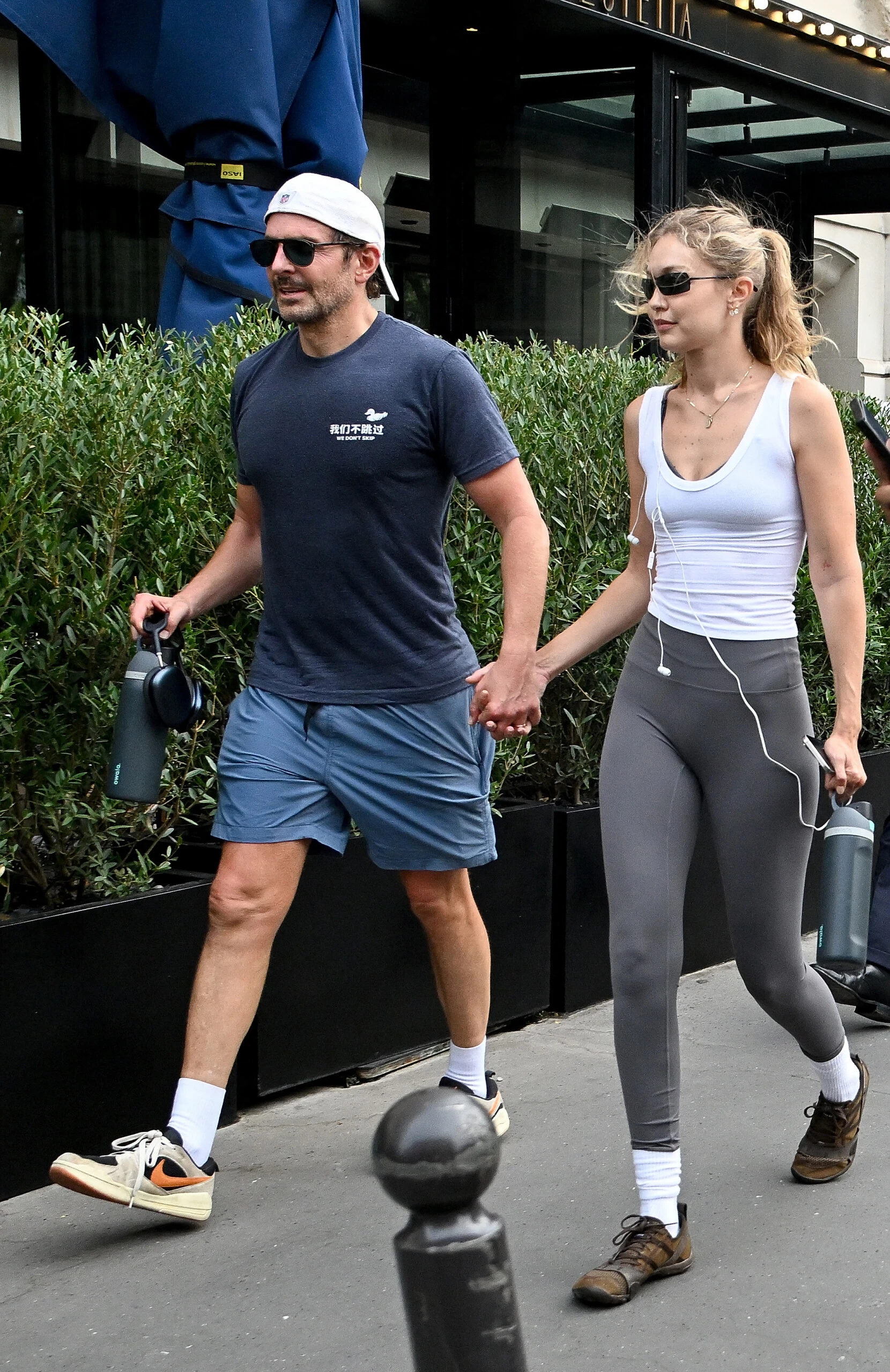 Bradley Cooper y Gigi Hadid  en Paris con sus looks sporty.
