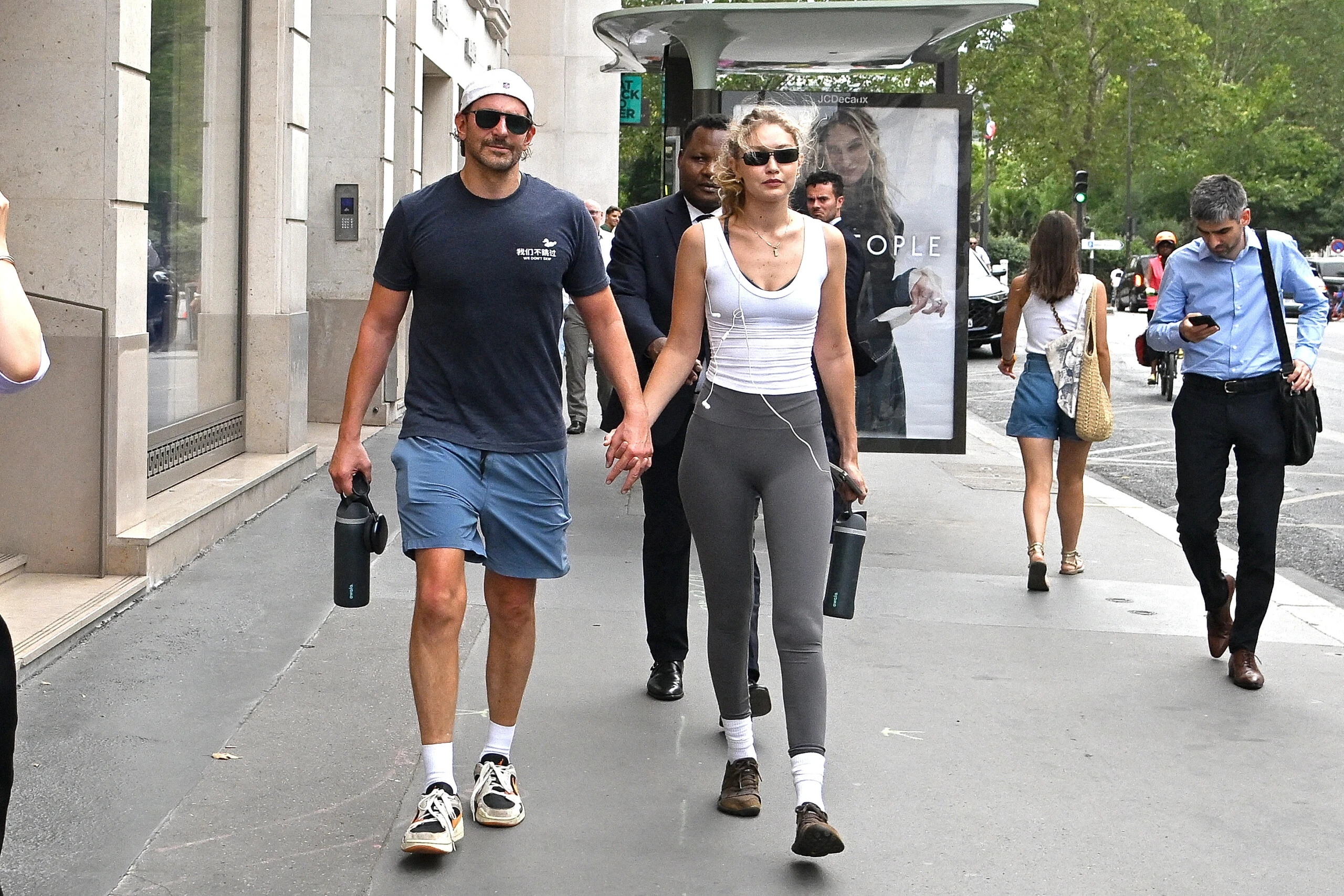 Bradley Cooper y Gigi Hadid  en Paris con sus looks sporty.