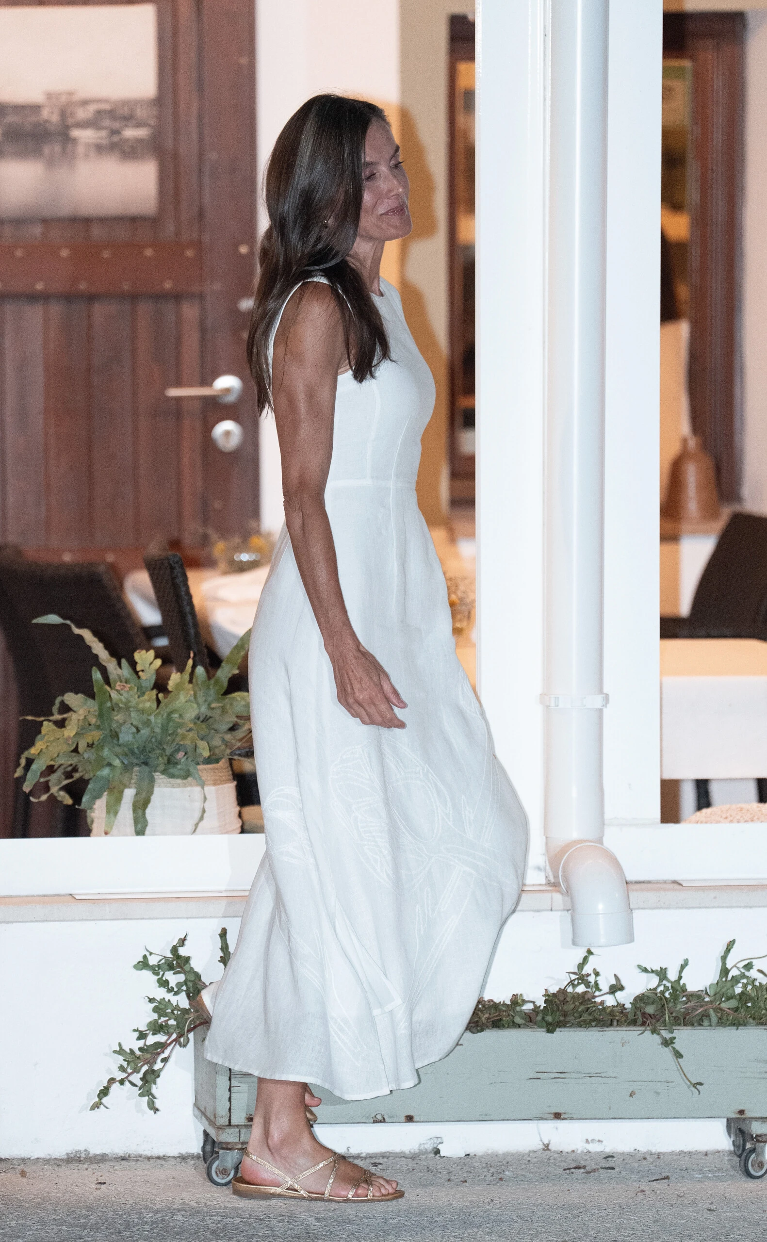 La reina Letizia apostó por un vestido blanco.