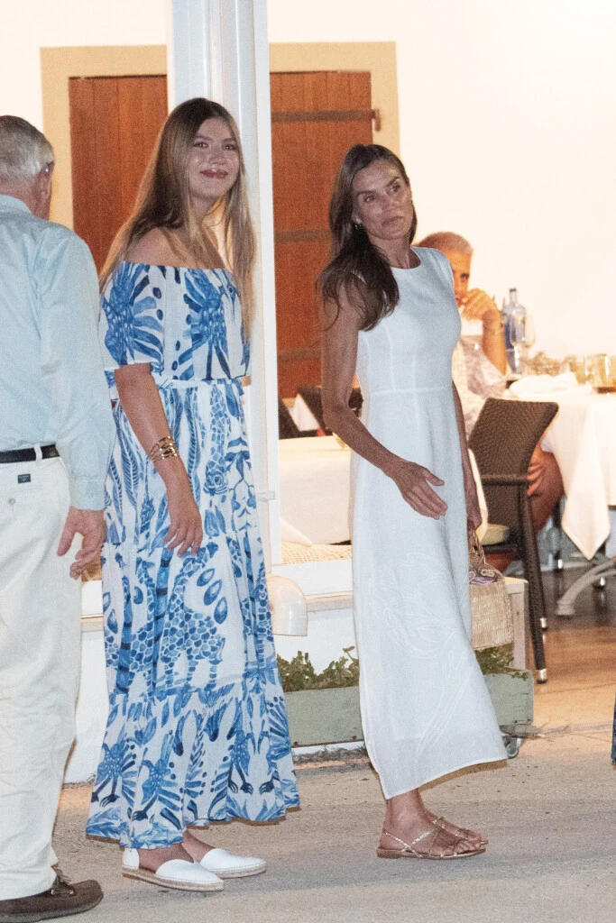 La infanta Sofía llevó un vestido que usó su mamá y su hermana Leonor.