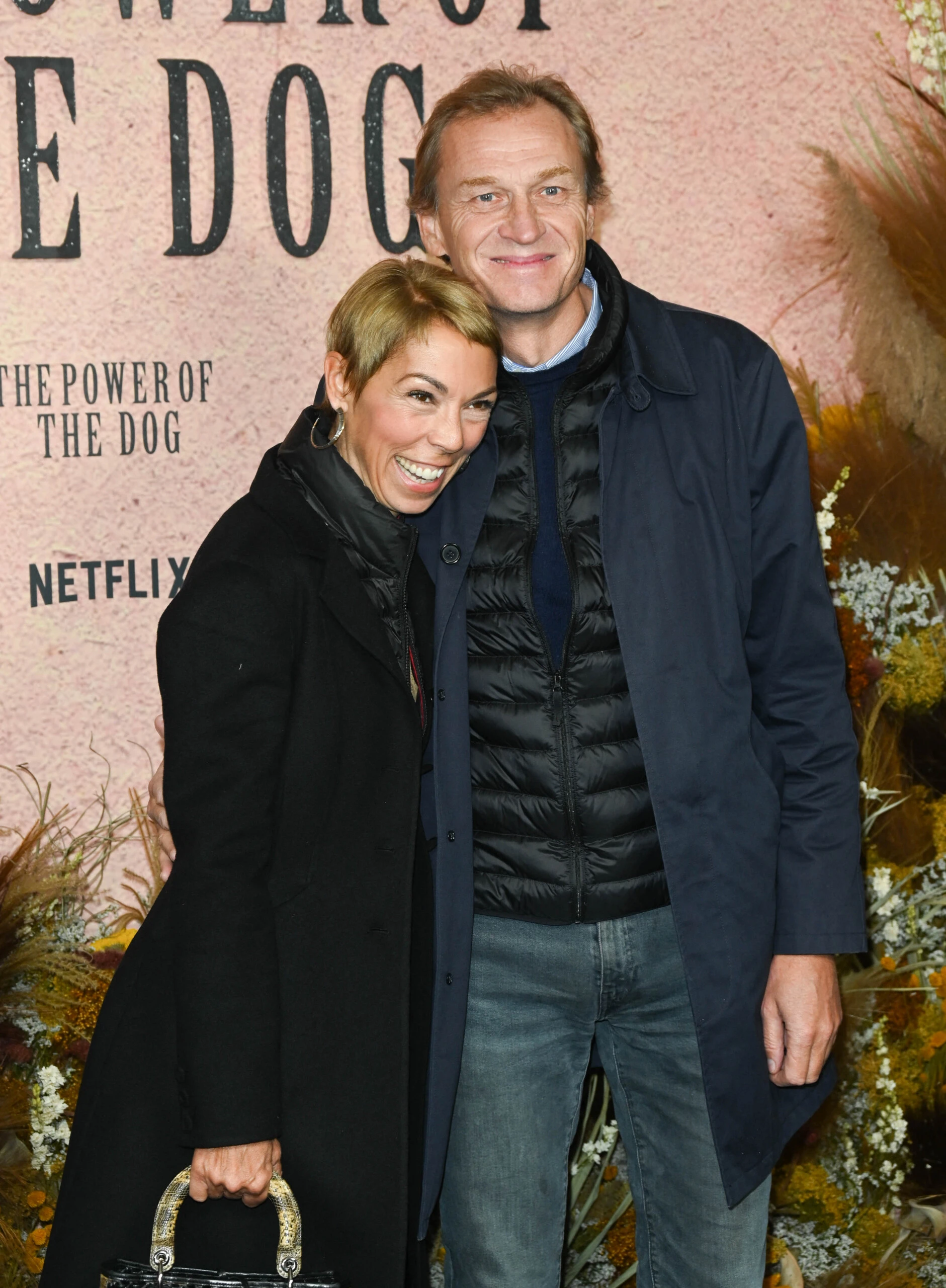Mathilde Favier y su pareja Nicolas Altmayer, durante la avant-première de la película The Power of the Dog (El poder del perro), antes de su estreno en Netflix, realizada en el cine UGC Normandie de París el 18 de octubre de 2021.