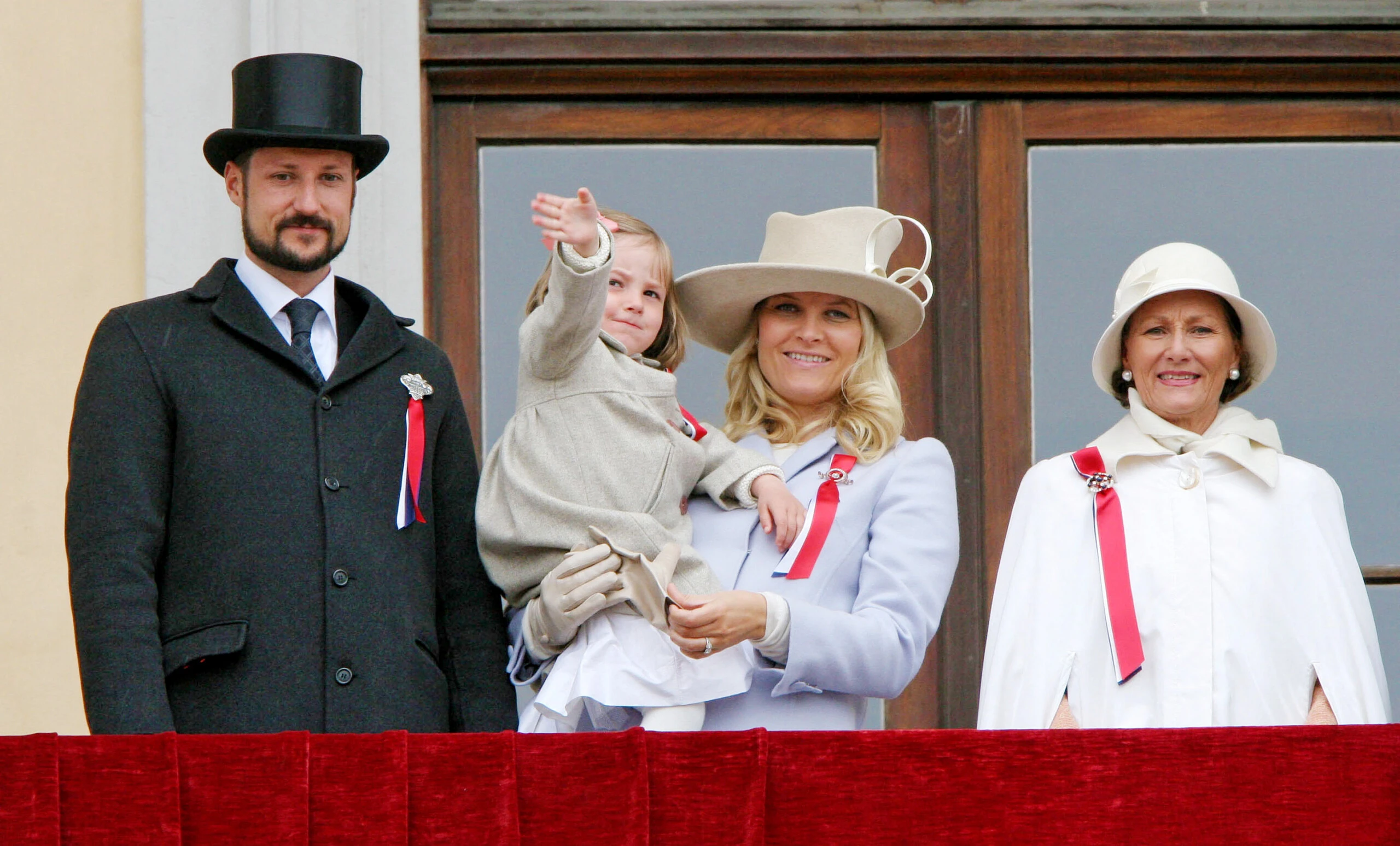 el príncipe Haakon de Noruega, la princesa Ingrid Alexandra, la princesa Mette-Marit y la reina Sonja.