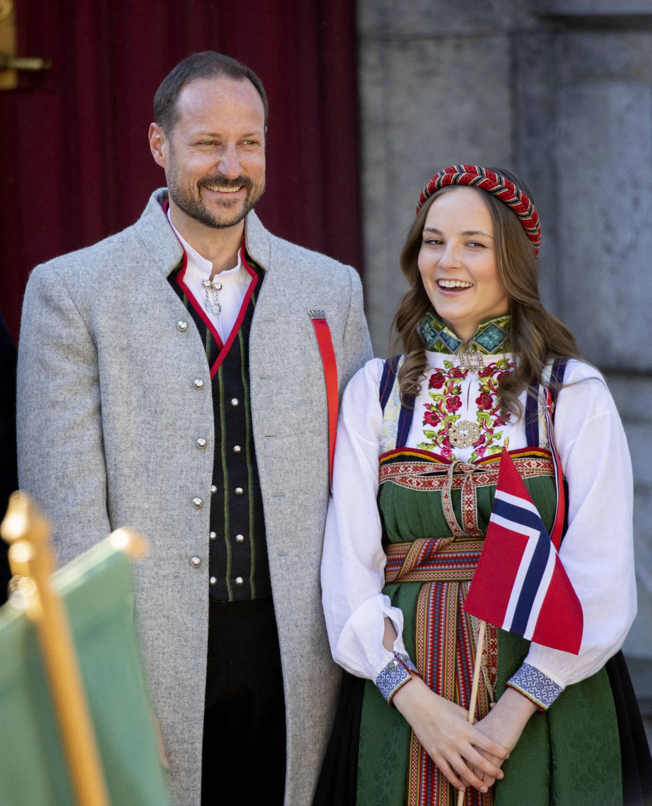 Con Haakon convertido en rey, el siguiente nombre en la línea sucesoria es el de la princesa Ingrid Alexandra, su hija mayor, de 22 años.
