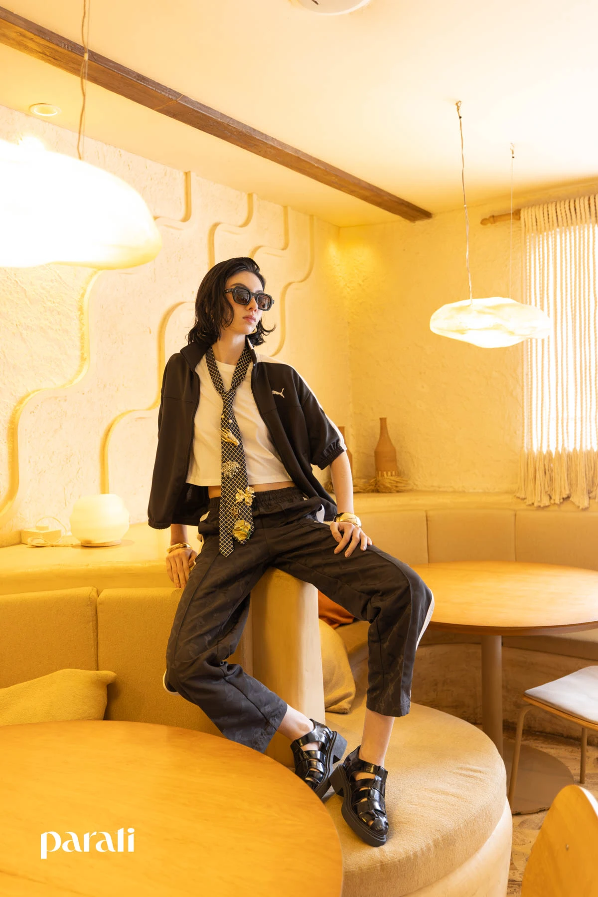 Pantalón, remera y campera @pumaargentina, corbata con todos sus broches, pulseras y aros @divinosabalorios, franciscanas @janejonesshoes y anteojos @bonding.eyewear.