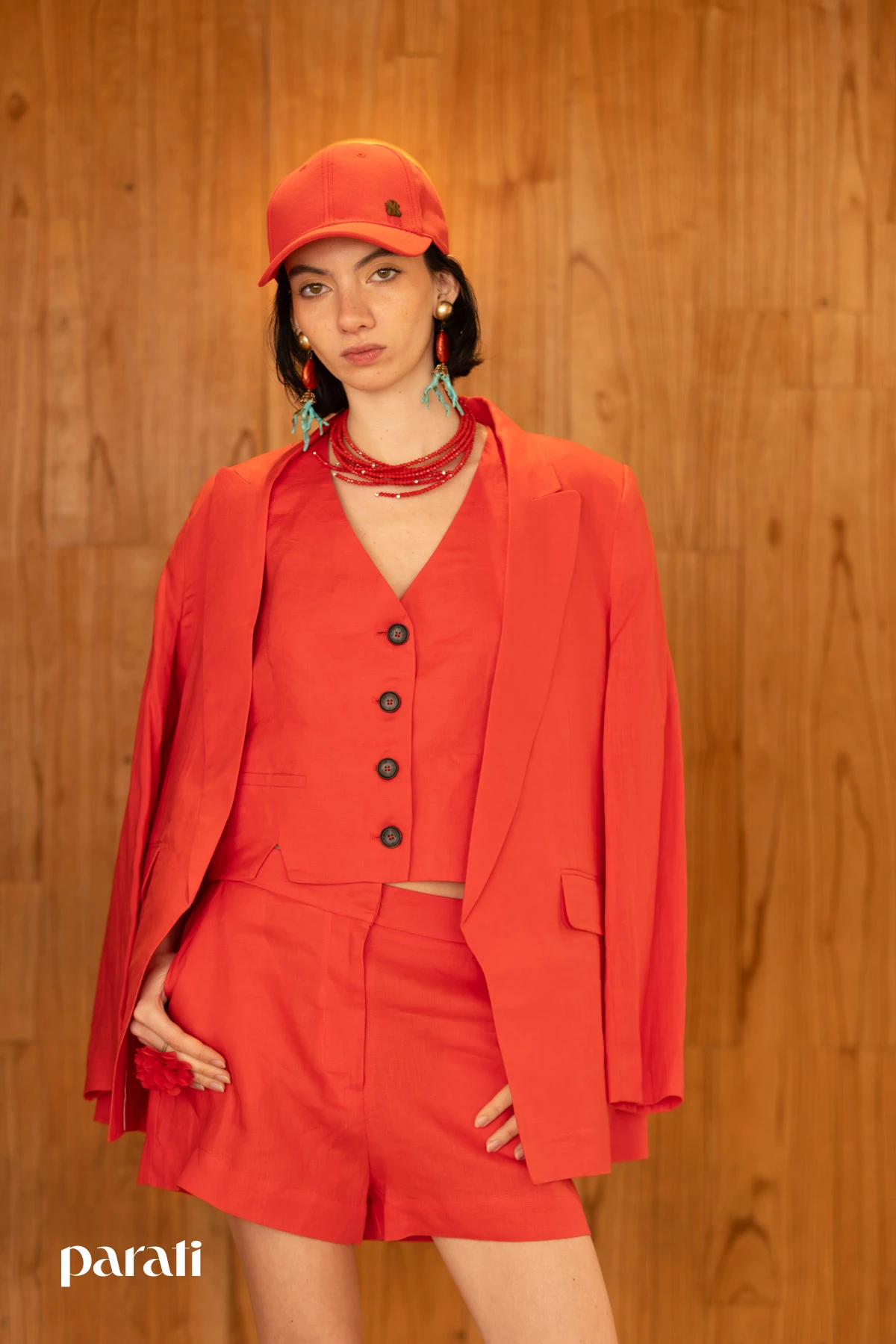 Set de lino rojo compuesto por chaleco, bermuda y saco @portsaid.oficial, cap, collar de canutillos, aros y anillo @divinosabalorios, mocasines sin talón @janejonesshoes y anteojos @bonding.eyewear.