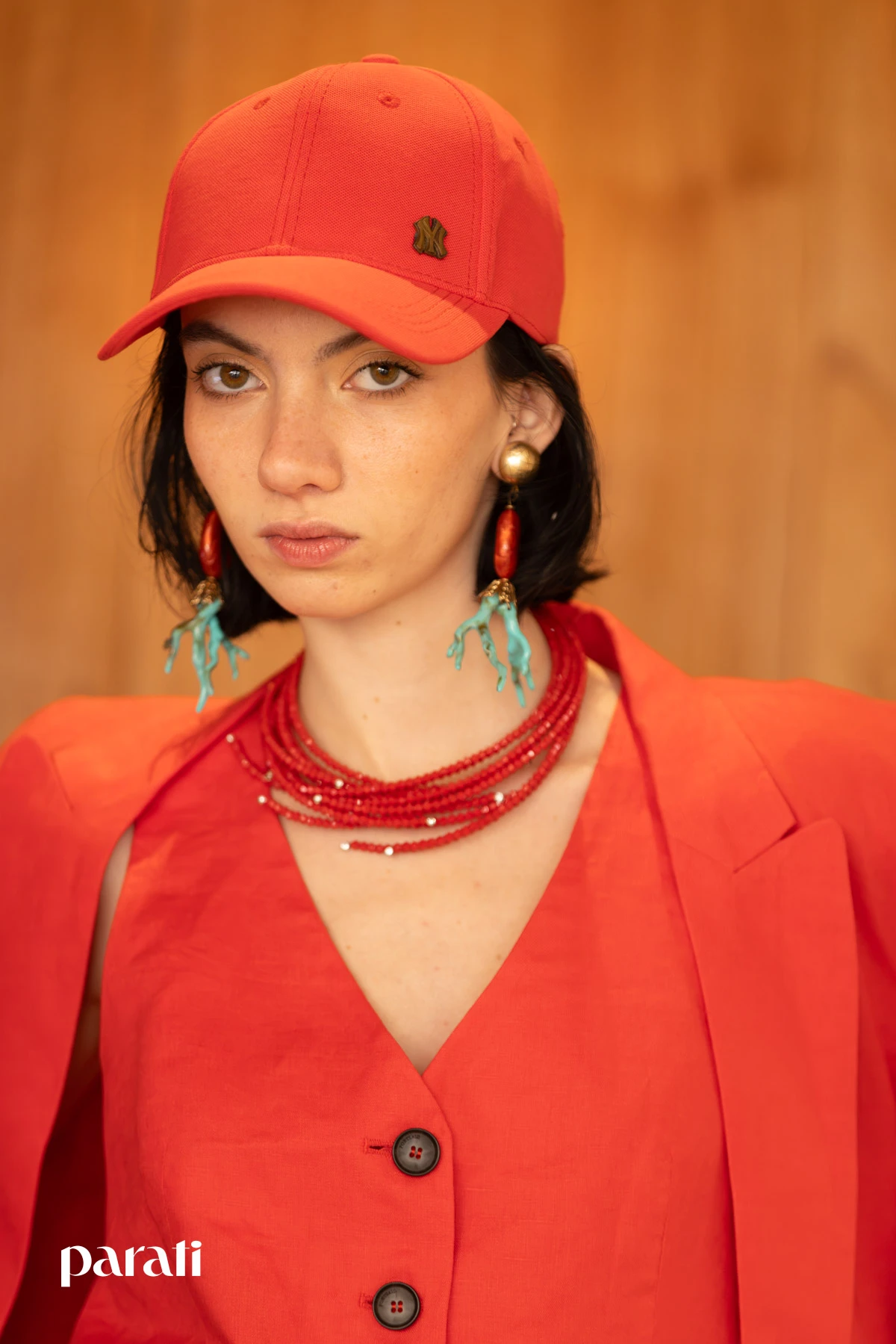 Set de lino rojo compuesto por chaleco, bermuda y saco @portsaid.oficial, cap, collar de canutillos, aros y anillo @divinosabalorios, mocasines sin talón @janejonesshoes y anteojos @bonding.eyewear.