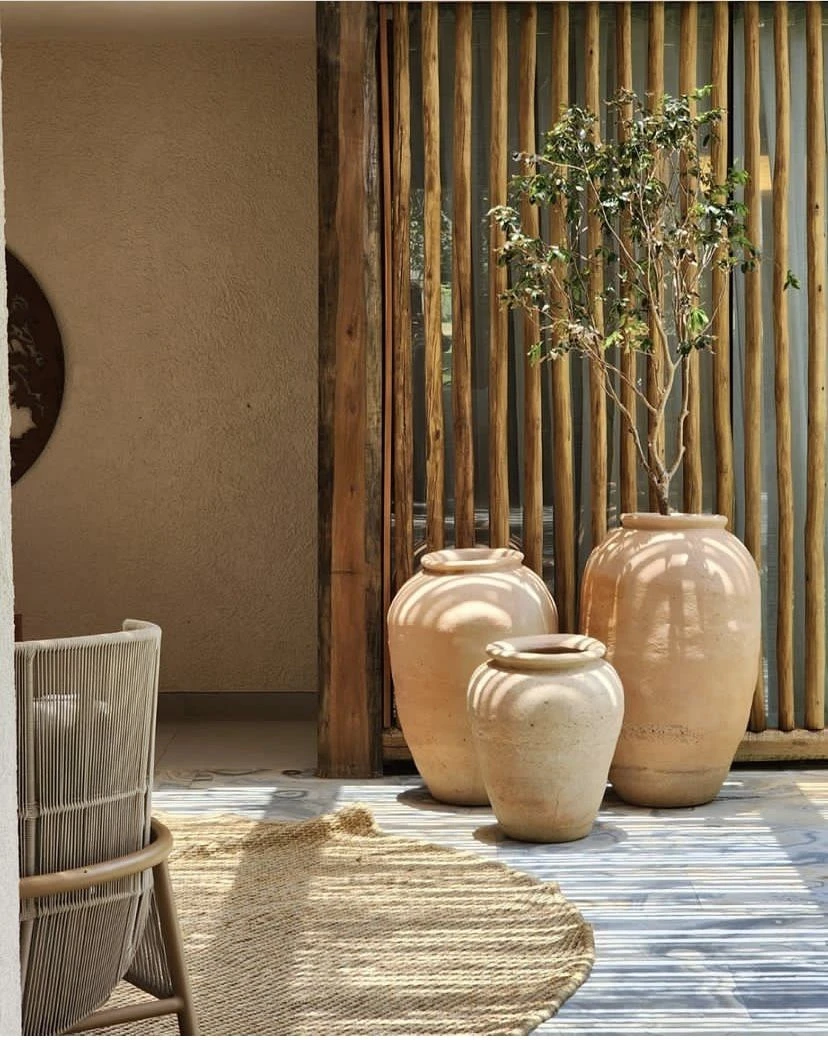Incorporar cerámicas artesanales para decorar estantes o mesas.