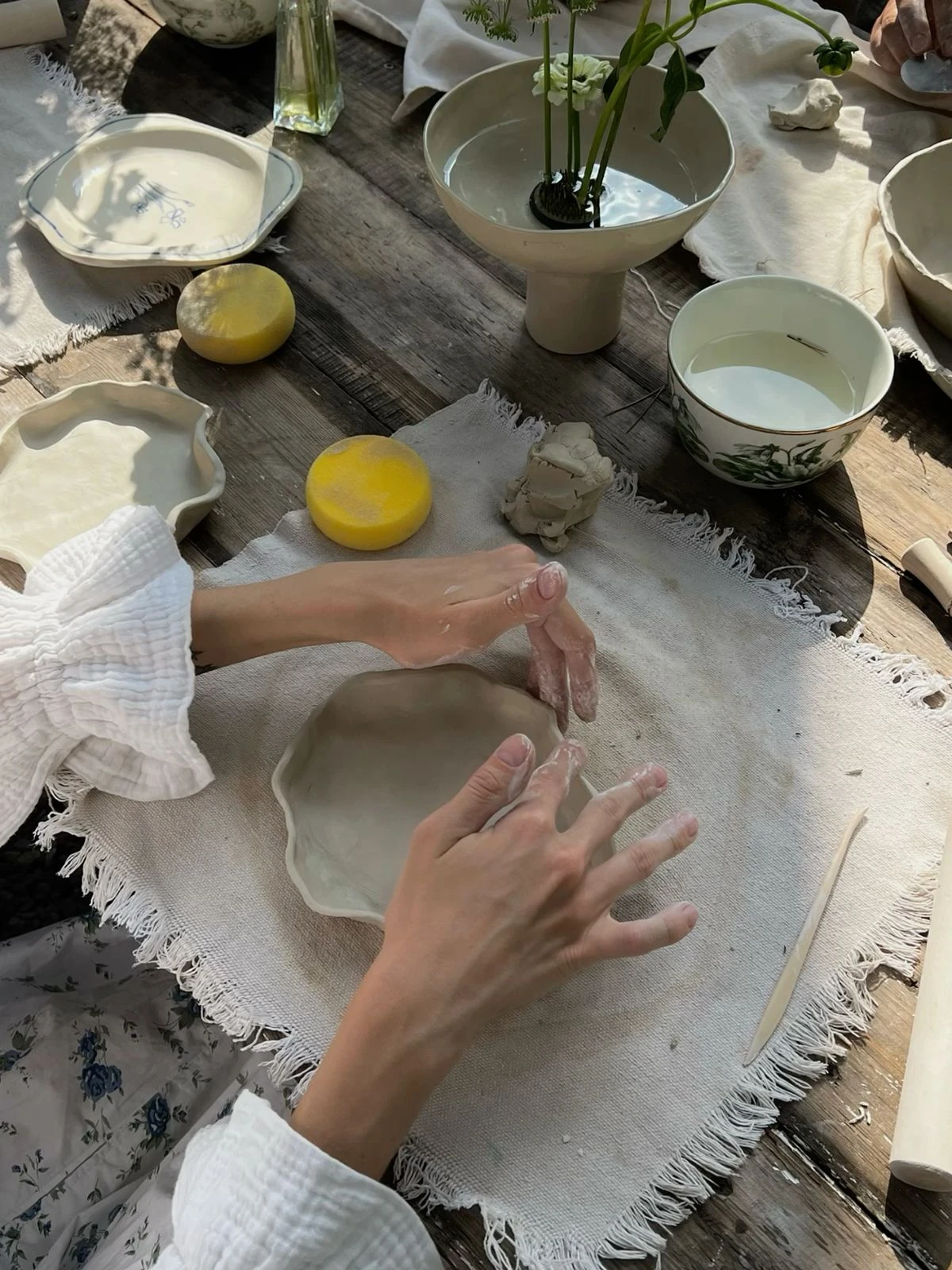 es handcrafting -apunta la arquitecta Constanza Delgado- Es una tendencia que vuelve a poner en valor el trabajo artesanal y las piezas hechas a mano