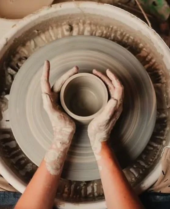 handcrafting hace referencia a objetos realizados mediante procesos artesanales.