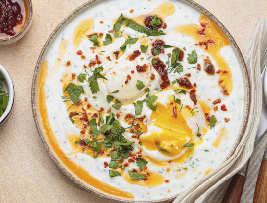 Cómo hacer huevos turcos para un desayuno diferente: la receta fácil de Santiago Giorgini