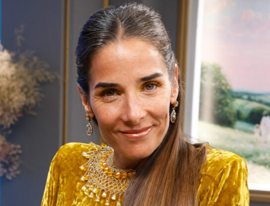 Juana Viale sorprendió con un look gipsy chic en la mesaza: llevó un diseño de Gino Bogani en color oro