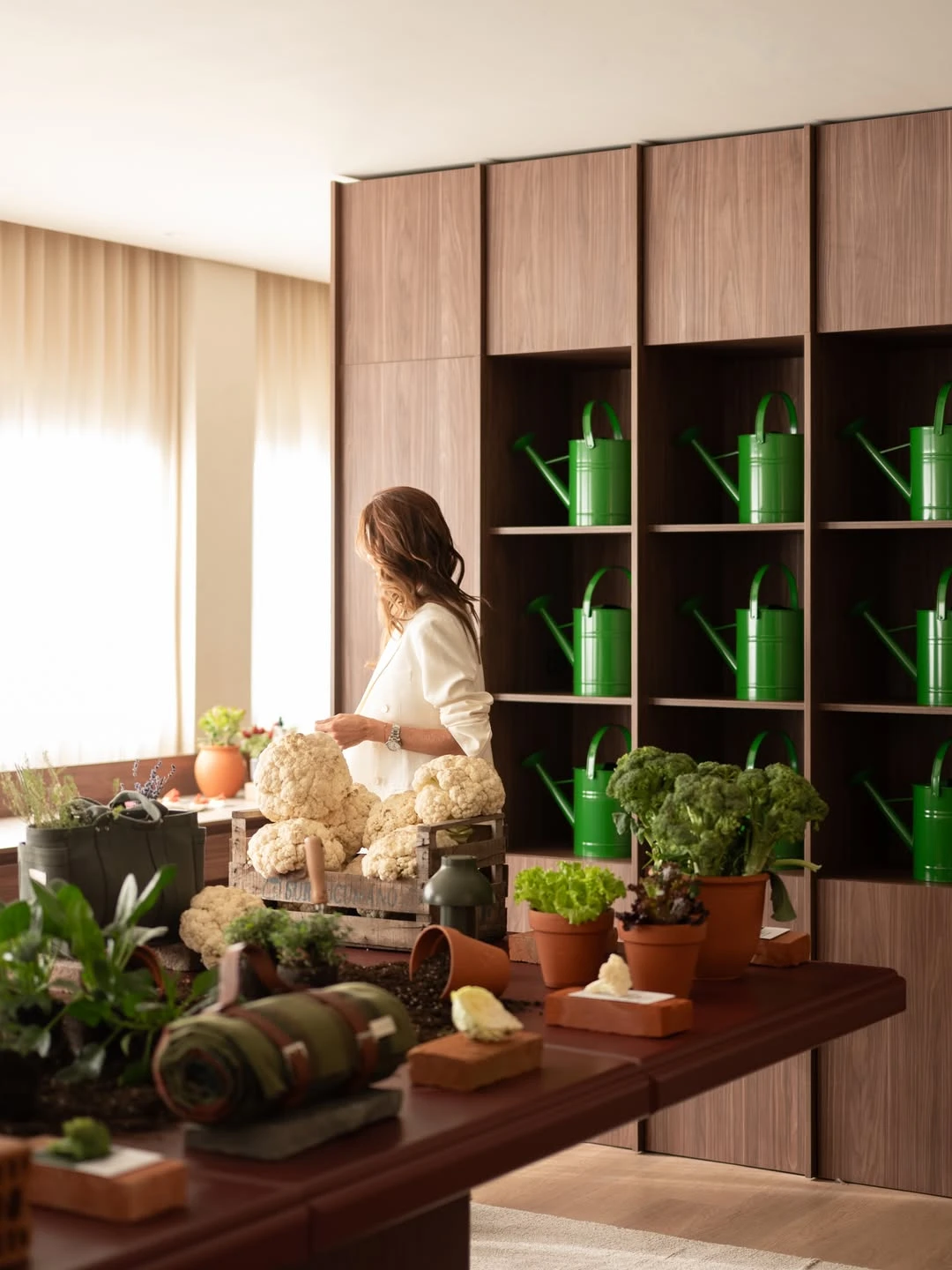 Juliana Awada se inspiró en los objetos de jardinería, y las regaderas son estrella de la línea.