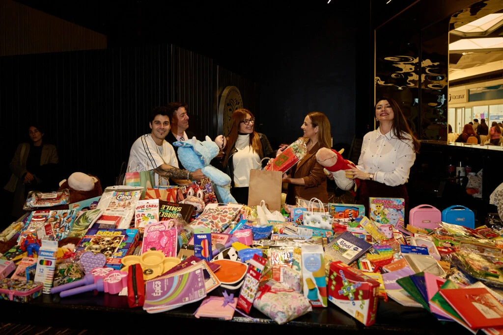 Juan-Yacuzzi-y-Cora-Debarbieri-Los-conductores-del-evento