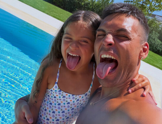 Lautaro Martínez mostró sus vacaciones familiares en un lugar paradisíaco: mar, mates y postales de amor junto a Agustina Gandolfo