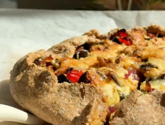 La tarta de vegetales asados con masa integral que podés hacer con lo que tengas en la heladera