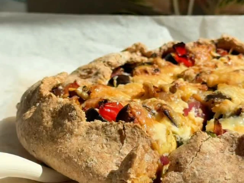 La tarta de vegetales asados con masa integral que podés hacer con lo que tengas en la heladera