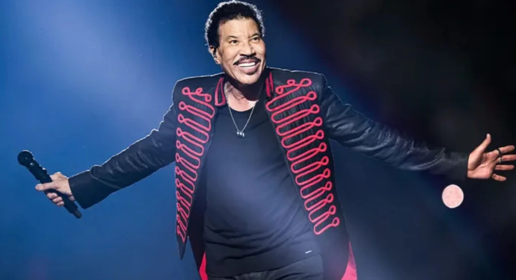 En junio, Lionel Richie debió interrumpir abruptamente un concierto en St. Paul, Minnesota, luego de sentirse indispuesto mientras se encontraba sobre el escenario.