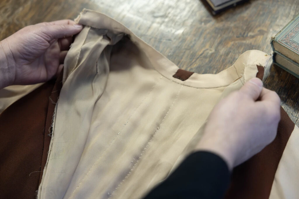 Francisco Ayala muestra el interior del vestido que usó Mirtha Legrand en 1976
