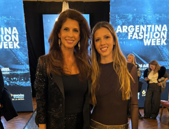 Analía Maiorana y Malena Terra: dos generaciones, dos looks con brillo en el desfile de Benito Fernández