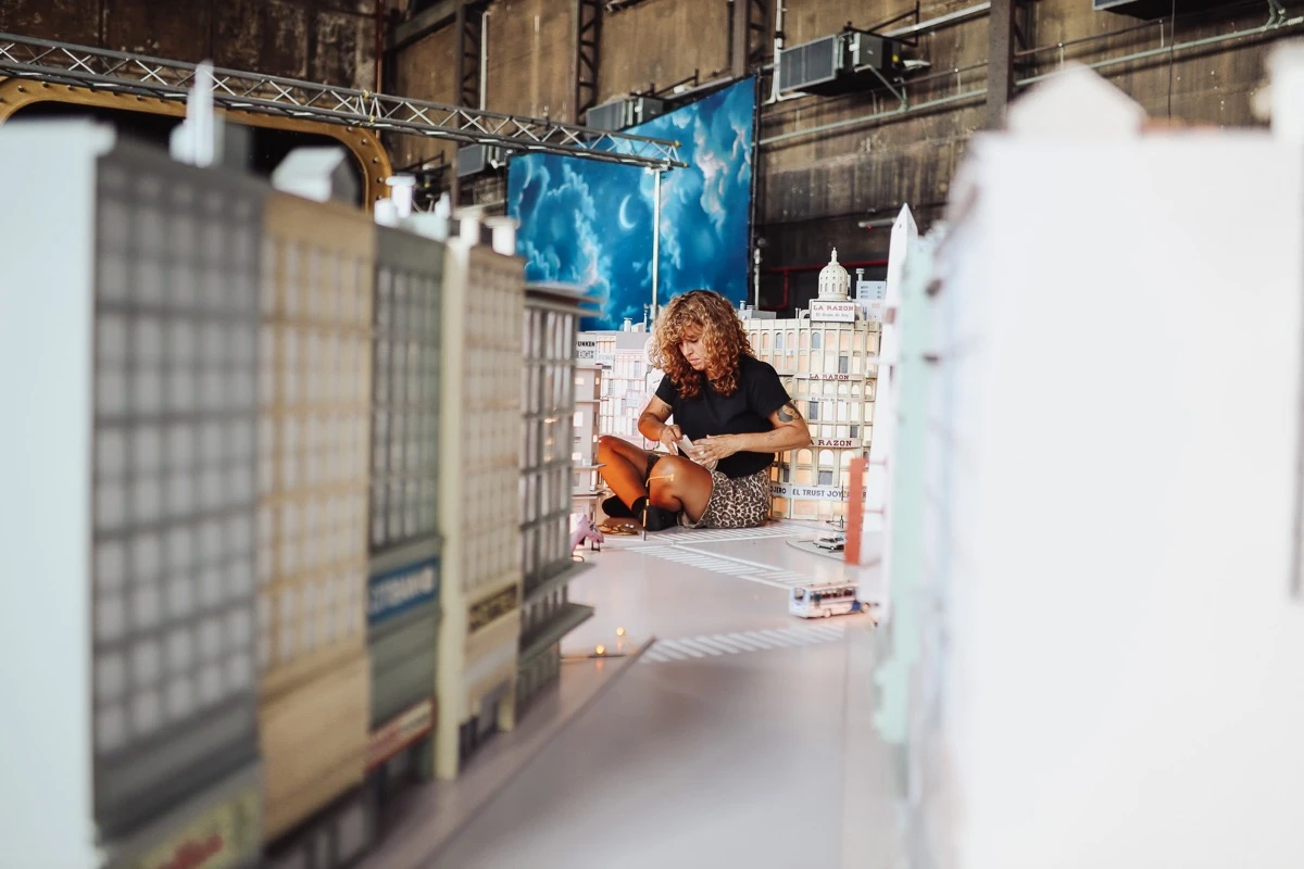 Leonor García Vercillo en el país de las maravillas en miniatura.