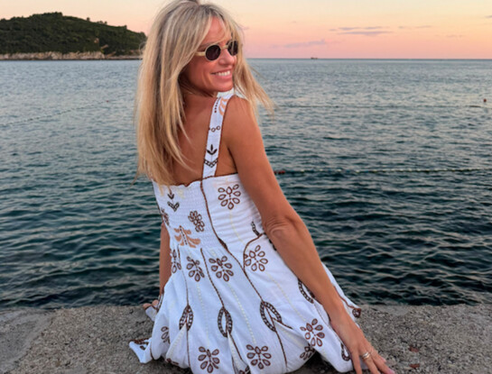 Mariana Fabbiani mostró sus vacaciones en el Mediterráneo: bikinis bordadas, pareos y sandalias de lujo