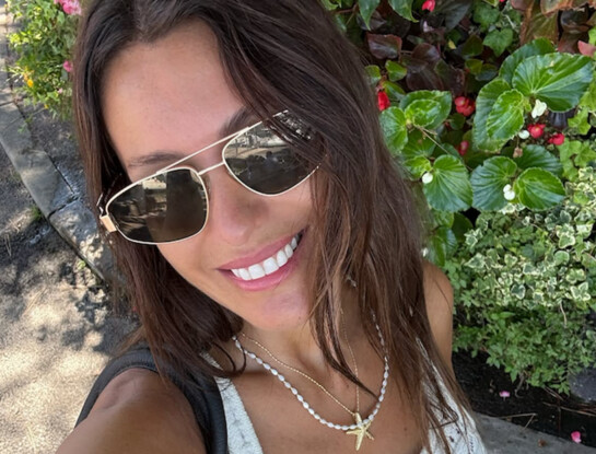 Pampita impuso el look boho chic que anticipa la primavera: crochet, mini y sandalias doradas