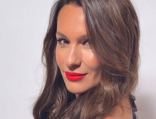 Pampita impactó en el primer programa de PH con un look azul petróleo que es pura sofisticación