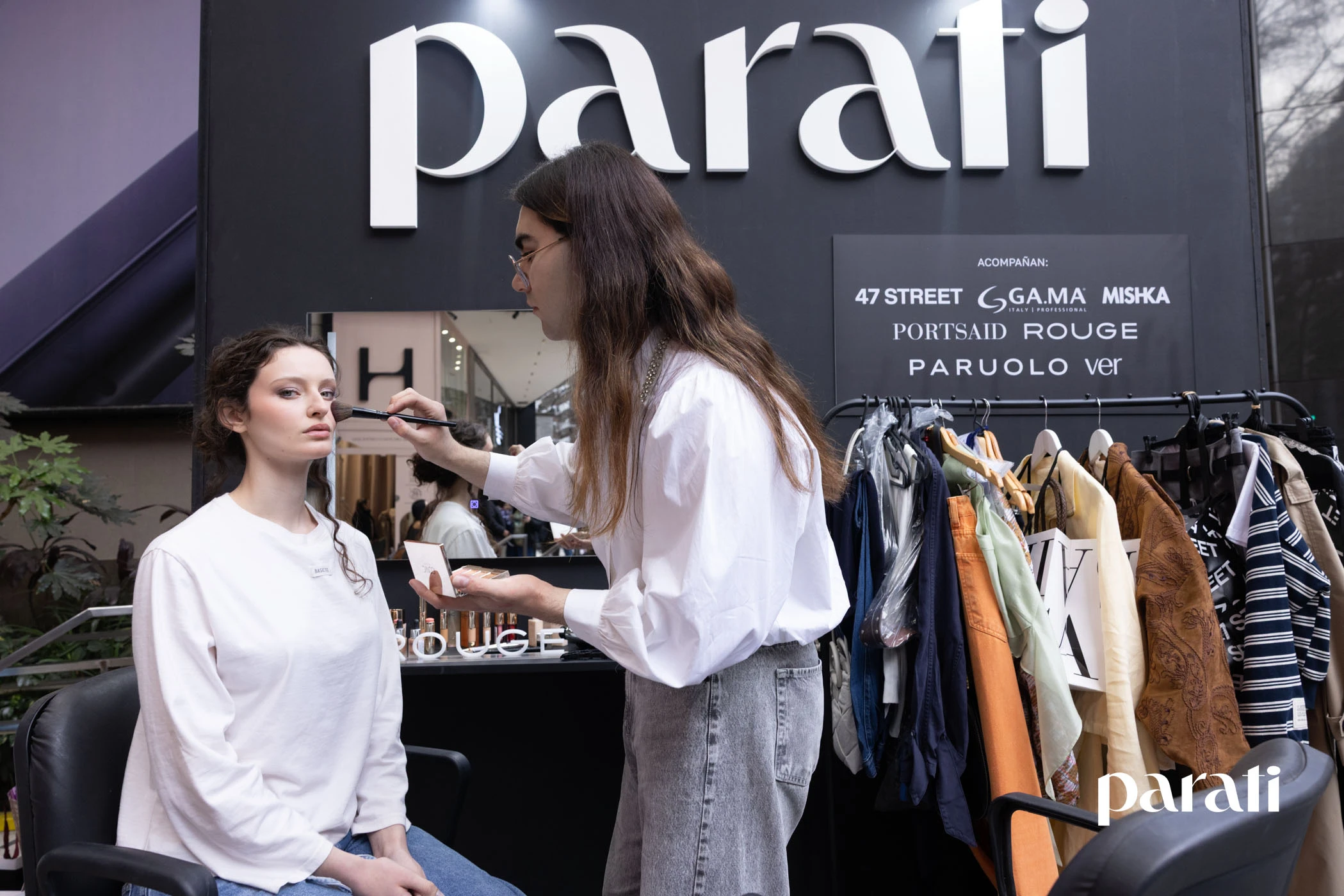 Vidriera Viva: Para Ti llevó el back de una editorial de moda al Alto Palermo.