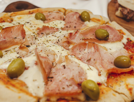 Cómo hacer pizza proteica de jamón y muzzarella: queda crocante, es fácil y se prepara con pocos ingredientes
