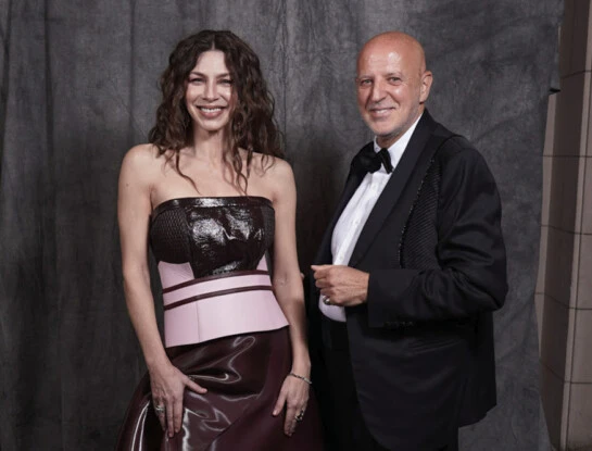 Romina Gaetani fue la musa de Fabián Zitta en la Gala Para Ti y llevó un vestido burgundy de alto impacto