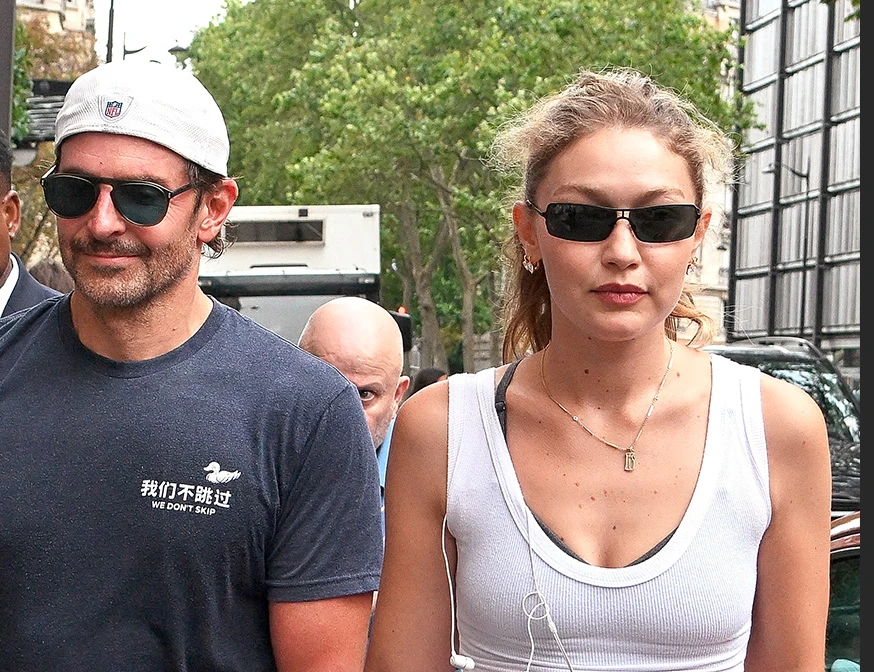 Bradley Cooper y Gigi Hadid en Paris con sus looks sporty.