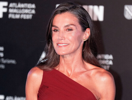 El look más audaz de la reina Letizia: estrenó un vestido rojo que rompe con su estilo habitual