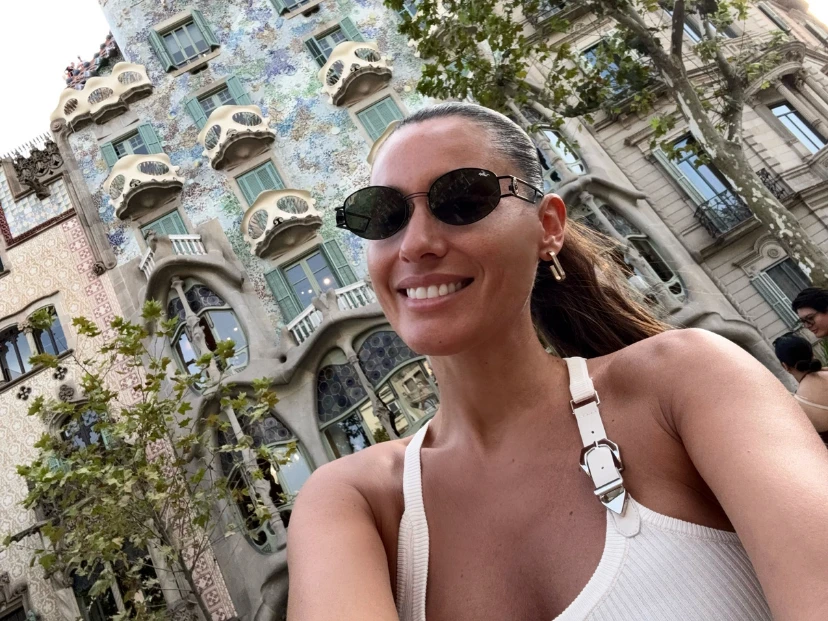 Pampita en Barcelona: cómo lograr un look chic y minimalista con básicos del placard