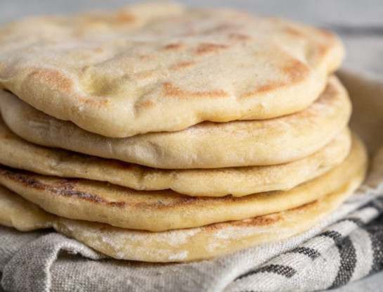 Pan de pita sin gluten: la receta fácil que se hace en sartén y no necesita horno