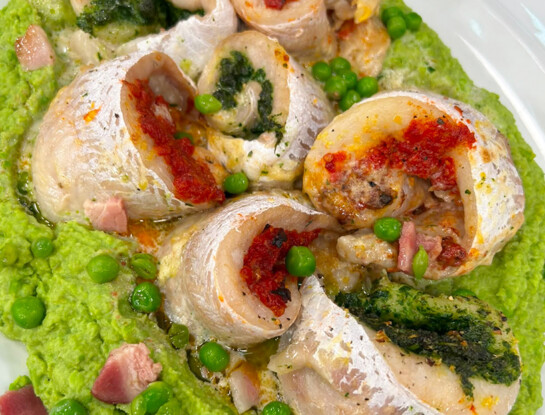 Roll de pescado gratinado: la receta de merluza rellena con pesto, crema y puré de arvejas