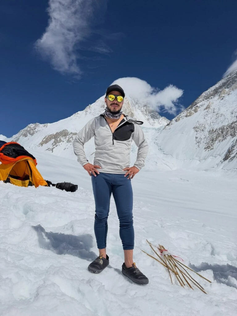 Tras tres días de una desesperada búsqueda, se confirmó la muerte de Nirmal Purja, el reconocido montañista nepalí de 43 años, luego de quedar atrapado por una avalancha mientras lideraba una expedición en Broad Peak, una de las montañas más altas del planeta, ubicada en la cordillera del Karakórum, en Pakistán.