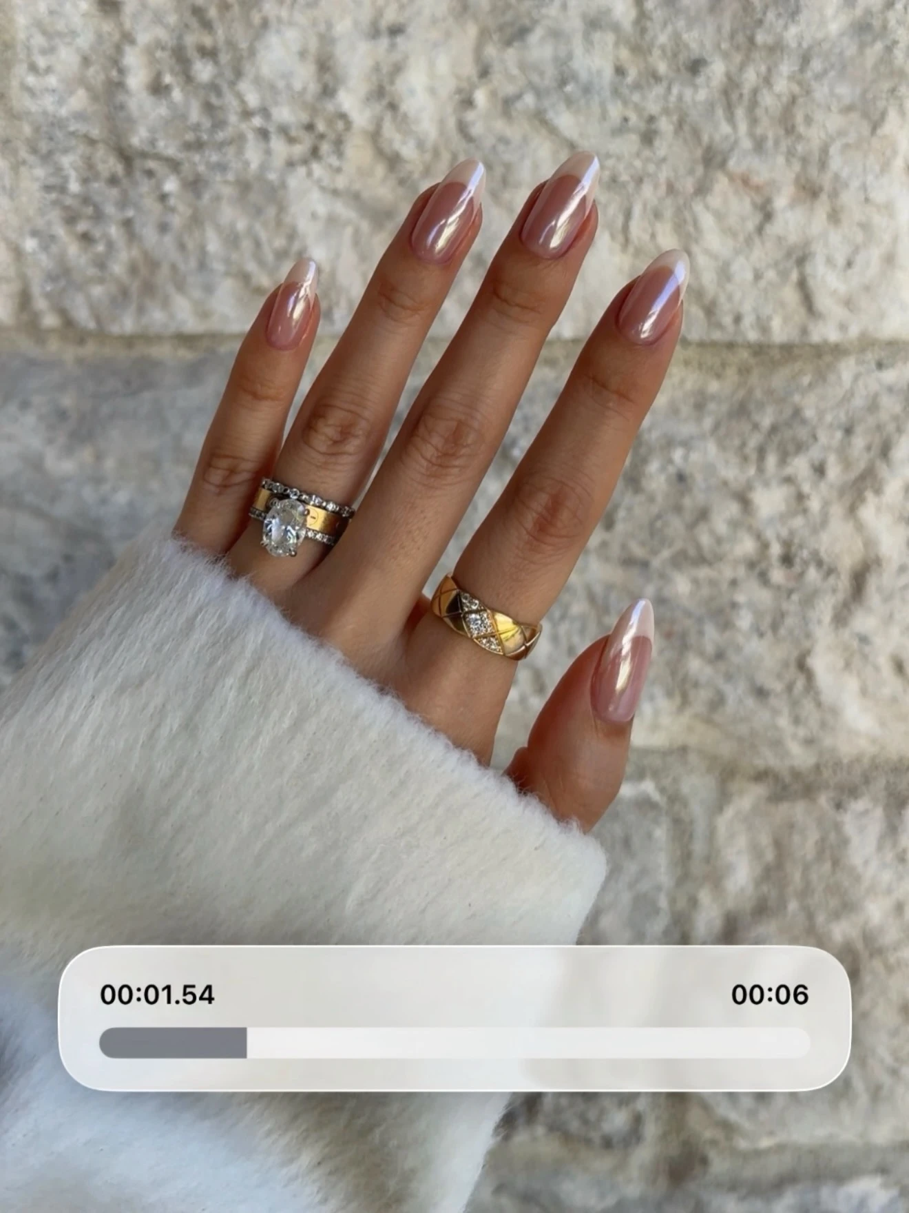 Uñas vainilla latte: la manicura con efecto cromado más versátil que es tendencia