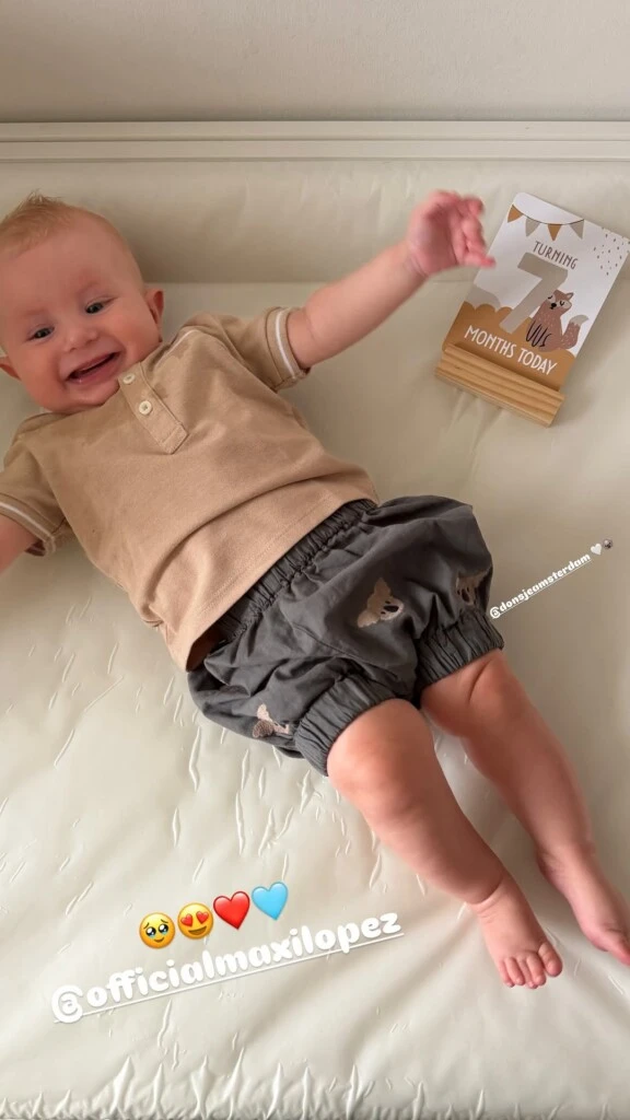 Para la ocasión, Lando lució un outfit tan adorable como elegante: una chomba tejida color camel con detalles en blanco y un short gris oscuro con estampado de koalas, una combinación cómoda y perfecta para el verano europeo.