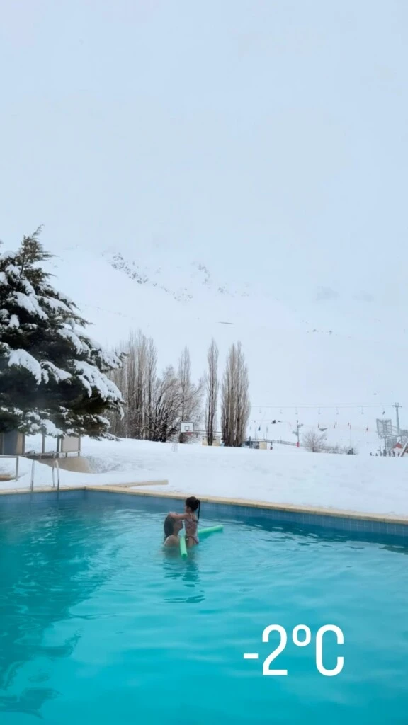 Madre e hija compartieron una tarde en una pileta climatizada con vistas al paisaje patagónico, donde jugaron y nadaron entre risas. 