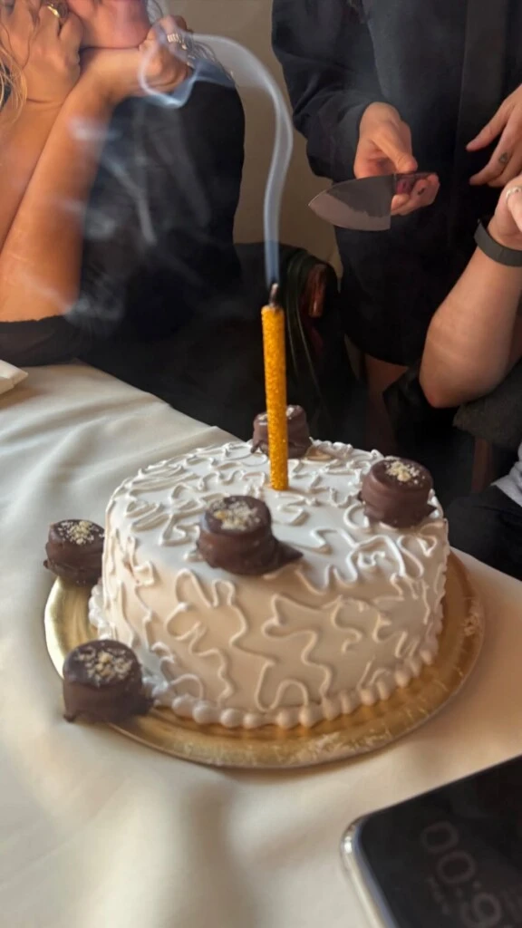 Copas de vino, una torta decorada en blanco con bombones de chocolate y un ambiente distendido fueron algunos de los detalles que formaron parte de la celebración.