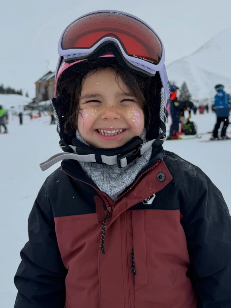 “Su primera aerosilla. Su primera pista. Su primer esquí”, escribió junto a las imágenes que muestran a Sarah disfrutando de la montaña con total entusiasmo.