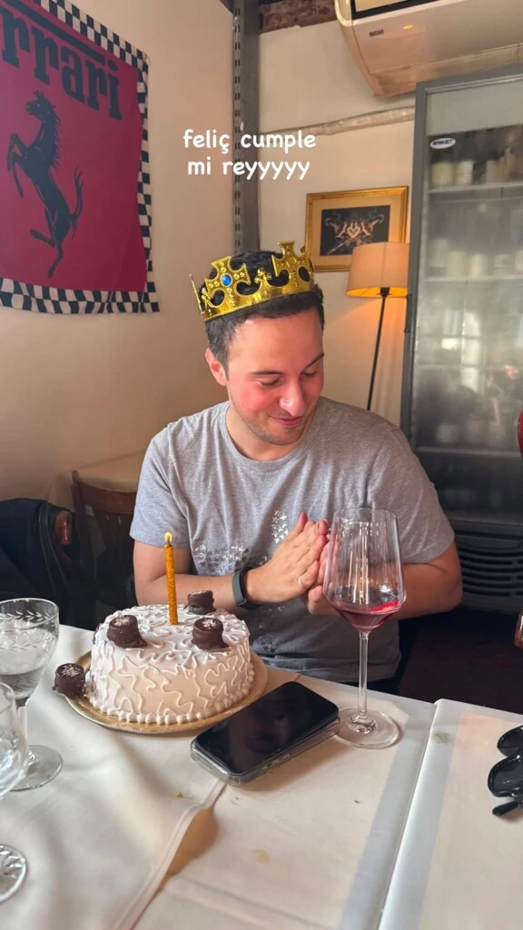 La cantante asistió al cumpleaños de uno de sus amigos en Olla 7, un reconocido bodegón ubicado en el barrio de Chacarita.