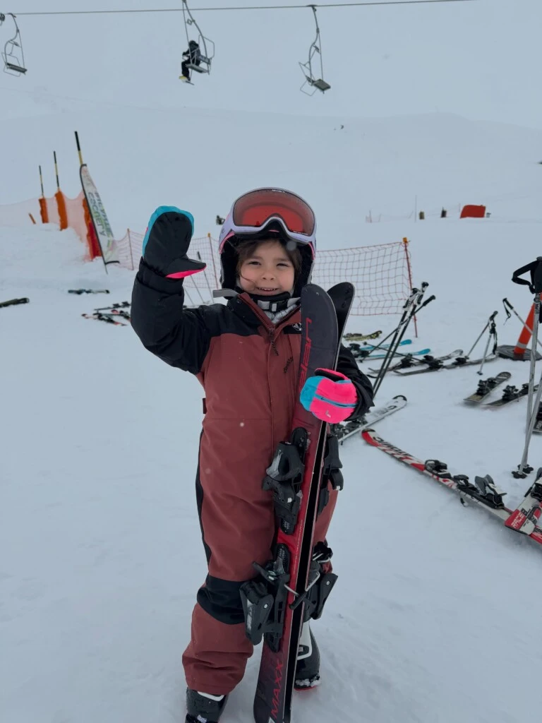 “Mi esquiadora Red Bull jajaja. ¡Sos increíble, Sarah! Con 3 años y tete aprendiste a esquiar. Te amamos mucho”, escribió la modelo junto a una de las publicaciones más celebradas por sus seguidores.