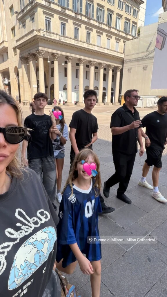 La conductora publicó una selfie tomada mientras recorrían las calles cercanas al Duomo di Milano, donde se los ve caminando de manera relajada y disfrutando del paseo.